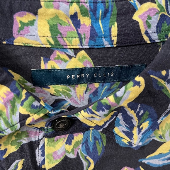 Casual Perry Ellis button down shirt - Picture 2 of 3